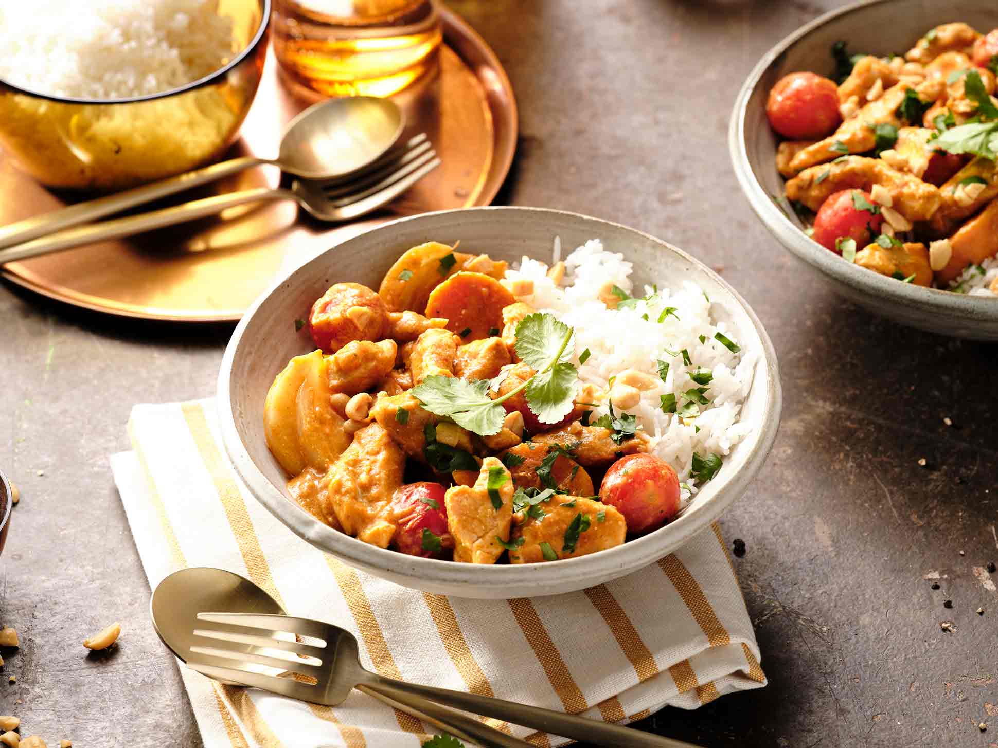 Schale Hähnchen-Erdnusscurry mit Fenchel, Süßkartoffeln und Kirschtomaten 