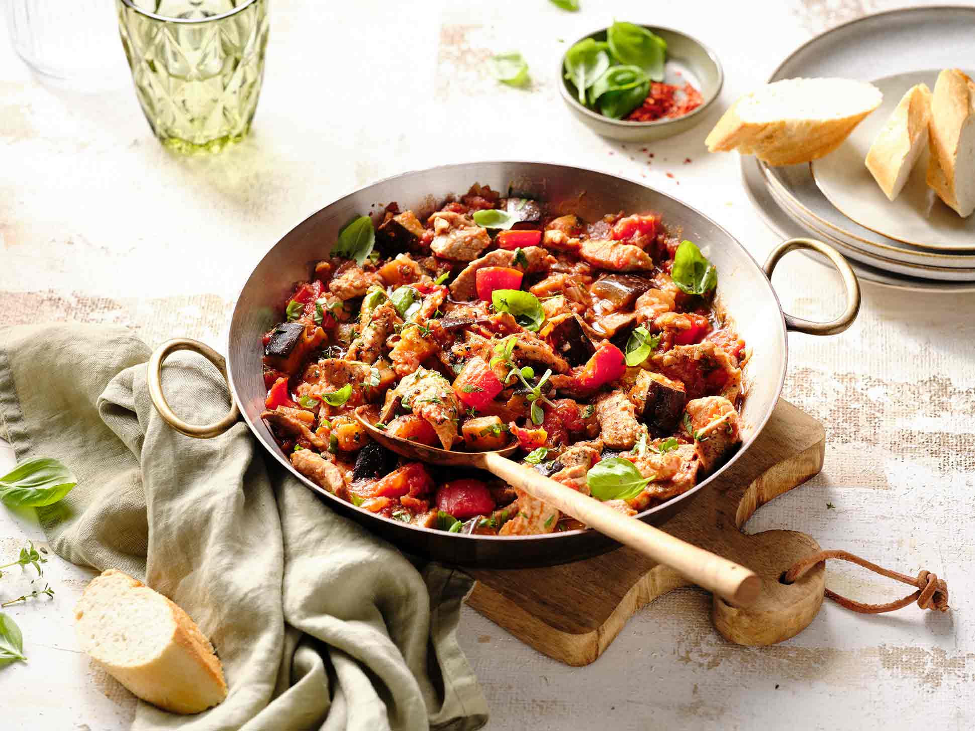 Pfanne Mediterranes Schweine-Geschnetzeltes mit Tomate, Aubergine und Paprika