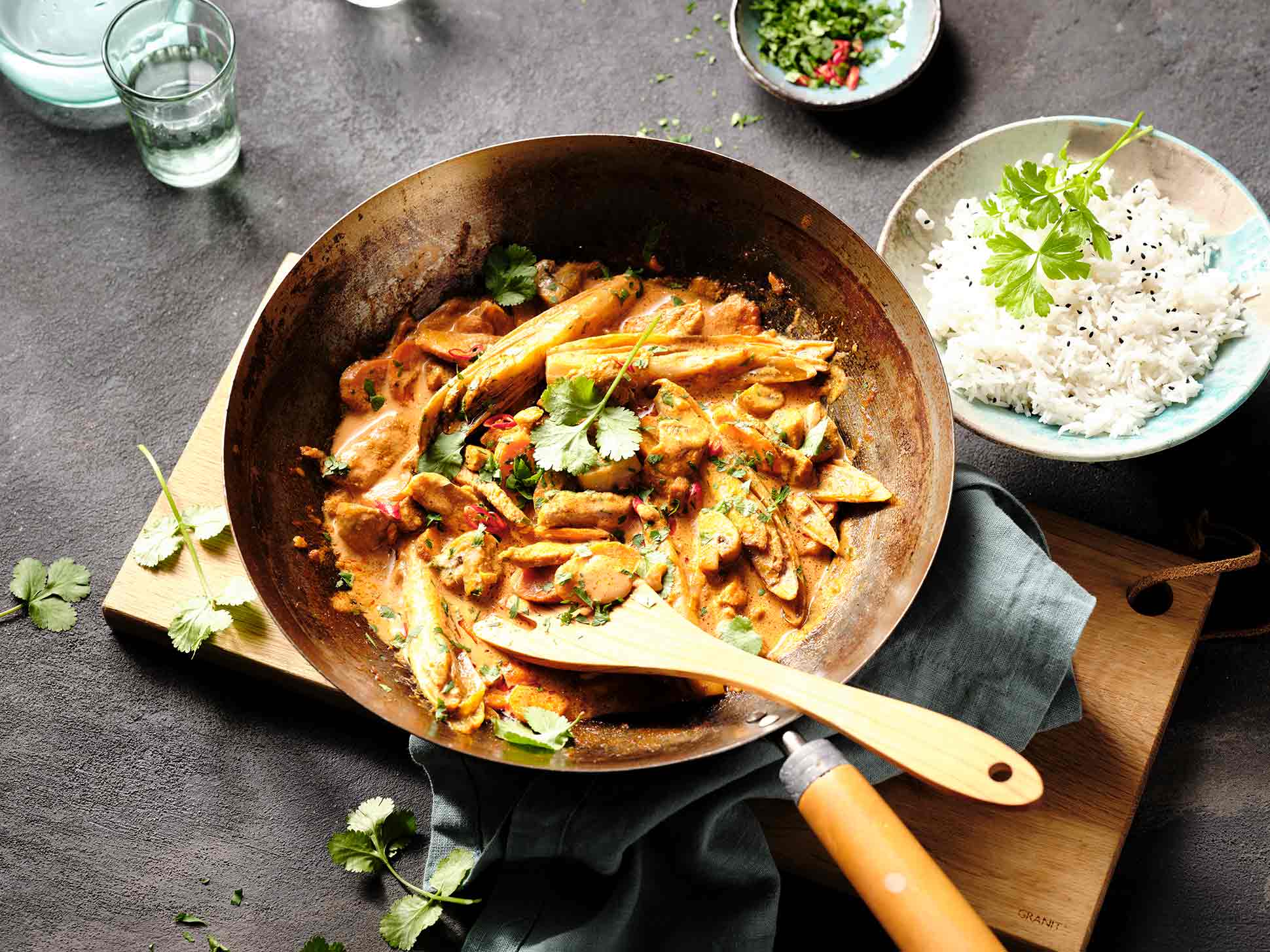 Pfanne Schweine-Curry mit Chicorée, Champignons und Ingwer 