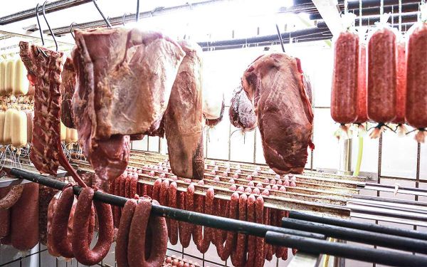 Kühlraum mit Schinken und Wurstwaren