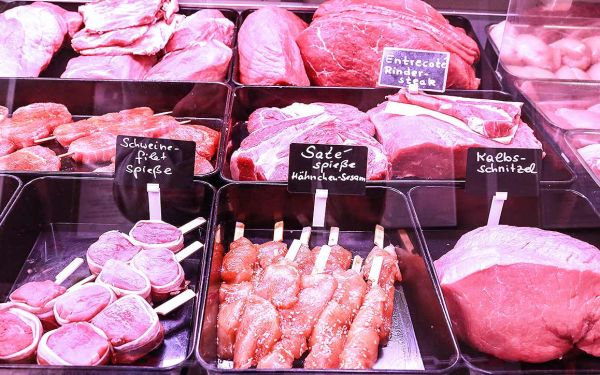 Wursttheke mit Schweinefilets und Fleisch