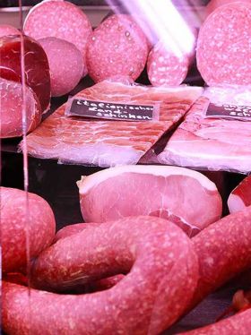 Wursttheke mit verschiedenen Wurstsorten und Schinken