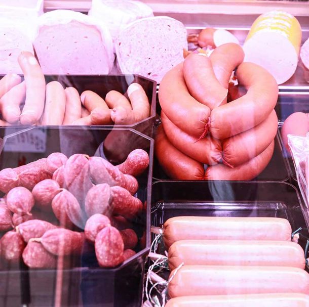 Wursttheke mit verschiedenen Wurstsorten