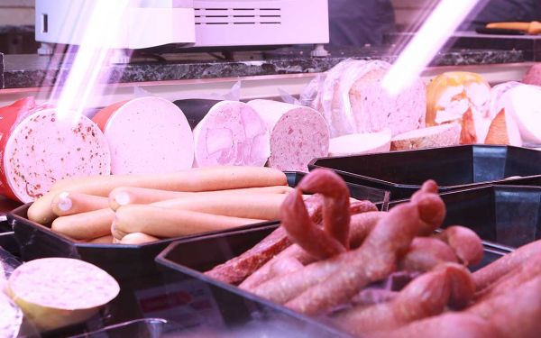 Wursttheke mit verschieden Wurstwaren