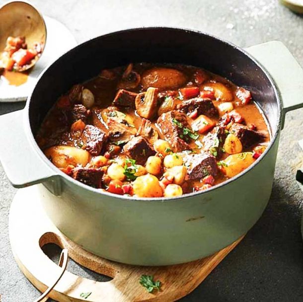 Ein Topf mit köstlichem Boeuf Bourguignon, reich an Fleisch, Gemüse und einer dunklen, aromatischen Sauce. 